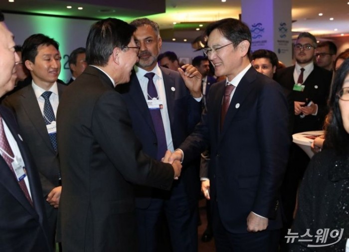 18일(현지시간) 스위스 다보스 아메론 호텔에서 열린 '한국의 밤' 행사에서 박형준 부산시장(왼쪽)과 이재용 삼성전자 회장이 인사를 나누고 있다. 사진 출처=연합뉴스