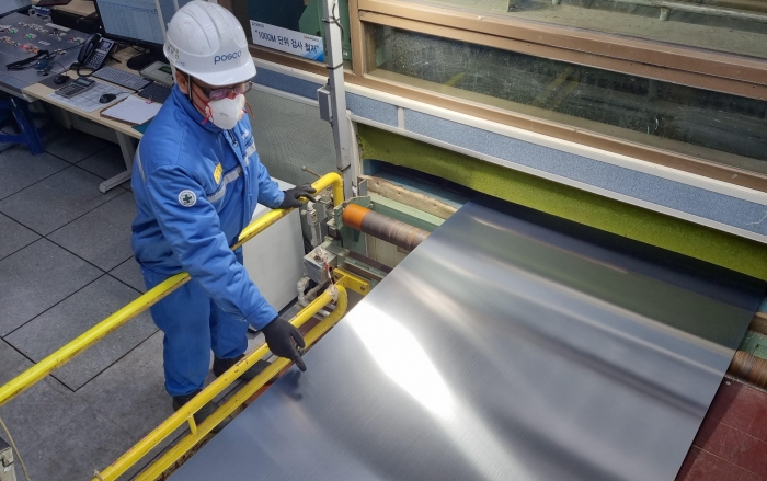 지난 19일 복구를 완료한 포항제철소 스테인리스 1냉연공장에서 제품이 생산되고 있다. 사진=포스코 제공