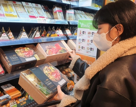 도시락부터 HMR까지···유통업계, 올해도 '혼설족' 공략