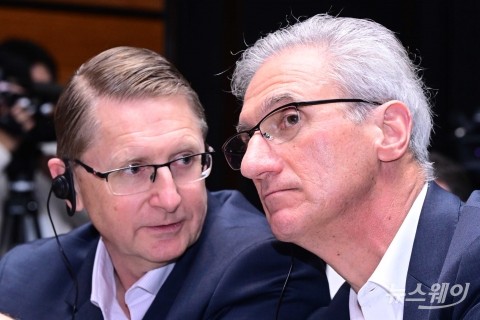  '더 뉴 비기닝, 더 뉴 제너럴 모터스' 기자간담회서 머리 맞댄 로베르토 렘펠·브라이언 맥머레이