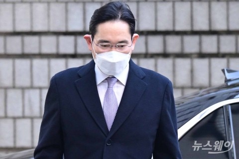 '취임 100일' 이재용 삼성전자 회장···고개 숙인 채 법원 출석