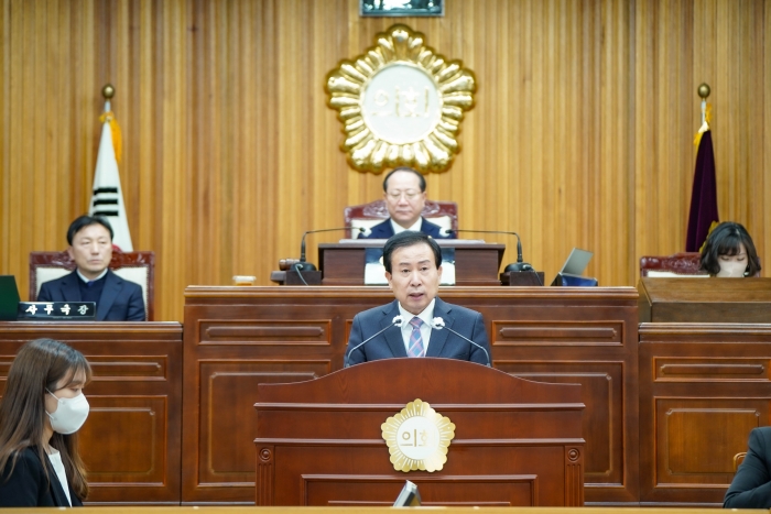 박홍률 목포시장이 3일 열린 제380회 목포시의회 임시회에서 시정연설을 통해 2023년 주요 시정 운영방향을 제시하고 있다.
