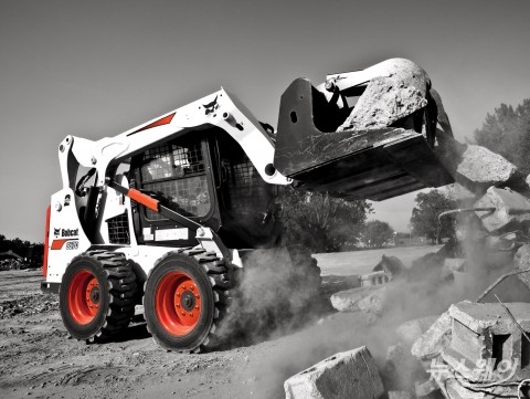 두산, 튀르키예 지진피해 복구에 '밥캣 장비' 지원