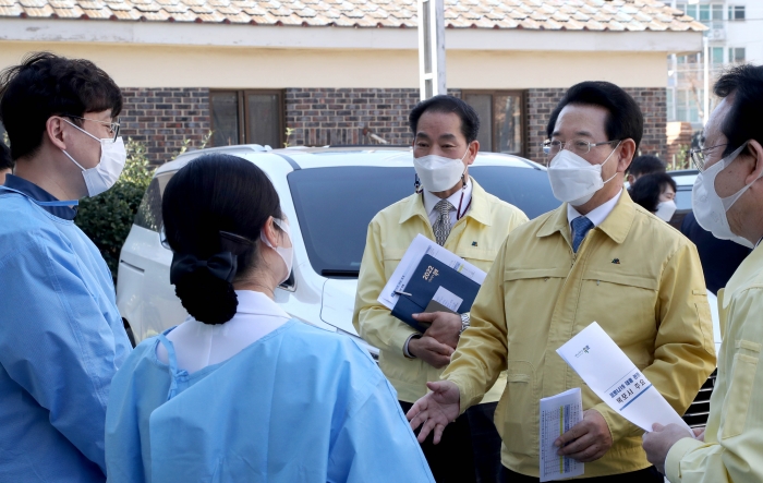 김영록 전남도지사가 코로나19 대응 파악을 위해 목포아동병원을 방문하고 있다.