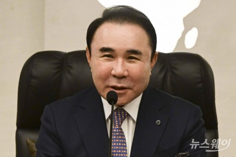 윤홍근 제너시스BBQ 회장, 빙상연맹 회장 연임 도전