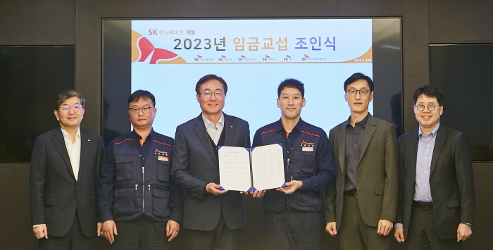 9일 오전 서울 종로구 SK서린빌딩에서 열린 SK이노베이션 '2023년도 임금교섭 조인식'에서 나경수 SK지오센트릭 사장, 김정효 SK이노베이션 노조 부위원장, 김준 SK이노베이션 부회장, 박율희 SK이노베이션 노조위원장, 조경목 SK에너지 사장, 박상규 SK엔무브 사장(왼쪽부터)이 노사 합의서에 서명 후 기념촬영을 하고 있다. 사진=SK이노베이션 제공