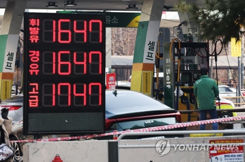 휘발유 가격 오르고 경유 하락···가격차 40원대로