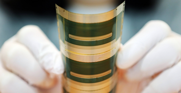 LG이노텍의 2메탈(Metal)COF는 세계 최소 두께와 너비를 지닌 필름형 반도체 기판으로 XR기기에 핵심적인 부품이다. 사진=LG이노텍 제공