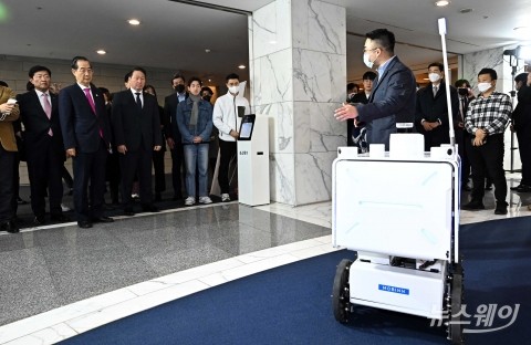 자율주행 로봇 보는 한덕수 총리·최태원 회장