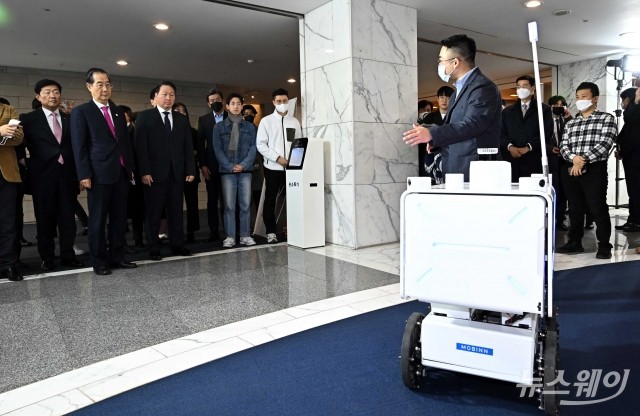 자율주행 로봇 보는 한덕수 총리·최태원 회장