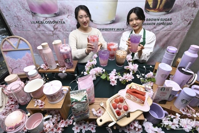 스타벅스에 봄 향기 '물씬'···'설향 딸기 라떼' 출시