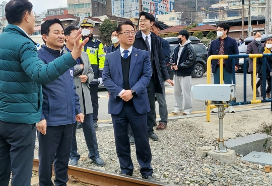 원희룡 국토부 장관이 16일 순천 오천동 경전선 공사 예정 구간을 방문하고 있다.