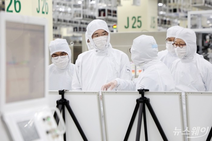 이재용 삼성전자 회장이 17일 삼성전자 천안캠퍼스를 찾아 패키지 라인을 둘러보고 사업전략을 점검했다. 사진=삼성전자 제공