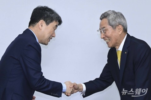 늘봄학교 발전위해 두손 굳게 잡은 이주호 부총리·윤종규 회장