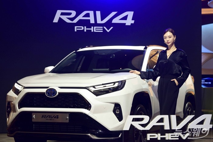 토요타 코리아가 21일 오전 서울 송파구 롯데월드몰 커넥트투에서 'RAV4 플러그인 하이브리드(PHEV)'를 선보이고 있다. 사진=강민석 기자 kms@newsway.co.kr