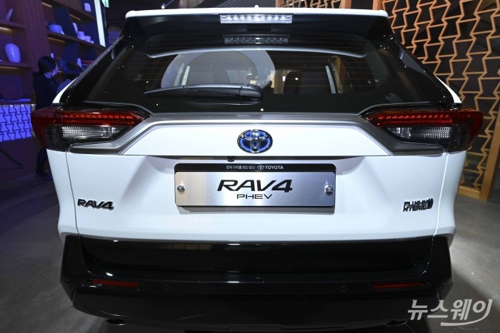 토요타 코리아가 21일 오전 서울 송파구 롯데월드몰 커넥트투에서 'RAV4 플러그인 하이브리드(PHEV)'를 선보이고 있다. 사진=강민석 기자 kms@newsway.co.kr