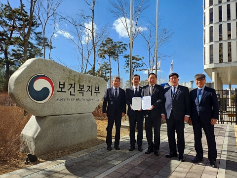 목포대 송하철 총장, 보건복지부 장관 만나 의대 신설 건의문 전달
