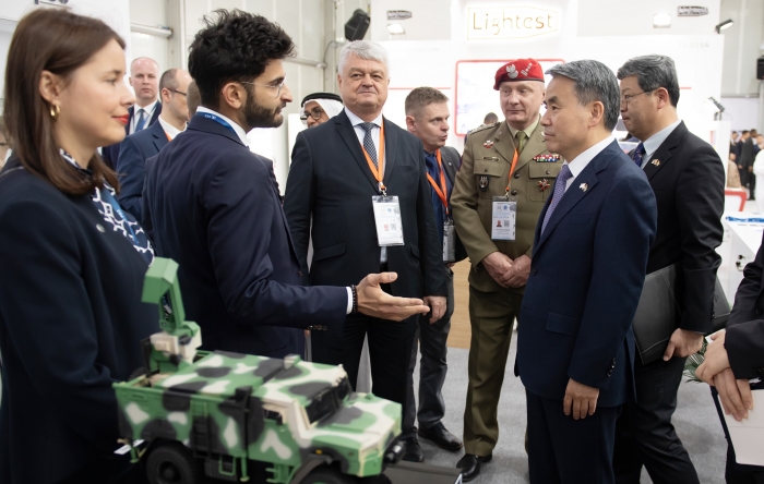 이종섭 국방부 장관이 지난 20일(현지시간) 아랍에미리트(UAE) 아부다비 국립전시센터에서 열린 국제방산전시회(IDEX)를 방문해 UAE 방산 관계자와 이야기를 나누고 있다. 사진 제공=국방부