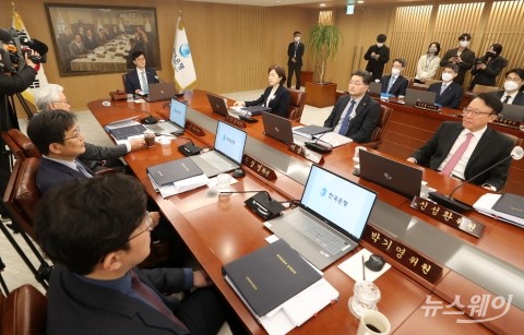 한은, 올해 경제성장률 전망 1.7%→1.6%로 하향···물가도 0.1%p↓(상보)