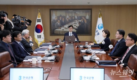 '상당 기간' 긴축 이어간다는 한은, 내달 금리 인상 깜빡이