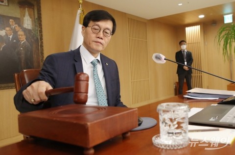 이창용 &quot;물가 경로 지켜볼 것···인상 기조 끝난 것 아니다&quot;(종합)