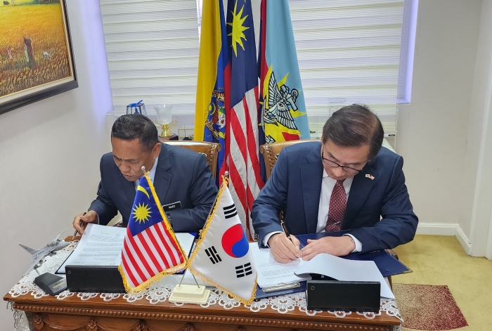 강구영 KAI 사장(오른쪽)과 다툭 뮤에즈 말레이시아 국방사무차관(왼쪽)이 FA-50 수출 계약서에 서명하고 있다. 사진제공=KAI