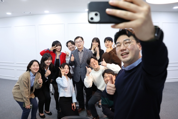 롯데건설 박현철 부회장(가운데)과 주니어보드 3기 구성원들이 기념 촬영을 하고 있다. 사진=롯데건설 제공