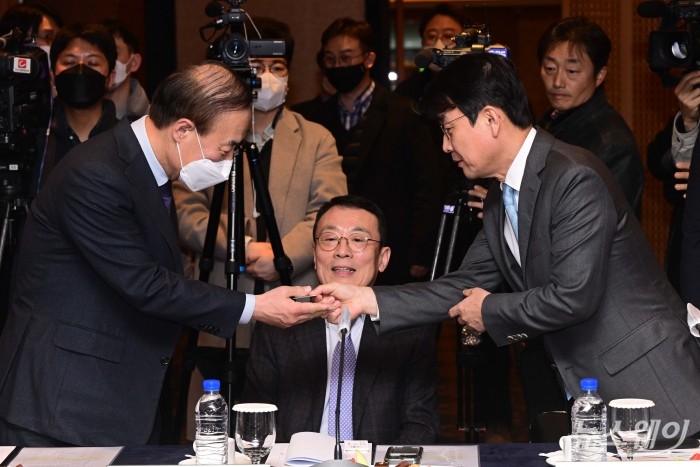 전영현 삼성SDI 부회장과 최영찬 SK온 경영지원총괄 사장이 27일 오후 서울 중구 롯데호텔에서 열린 핵심광물 확보전략 업계 간담회에서 악수를 하고 있다. 사진은 (왼쪽부터)전영현 삼성SDI 부회장과 이방수 LG에너지솔루션 사장, 최영찬 SK온 경영지원총괄 사장. 사진=강민석 기자 kms@newsway.co.kr