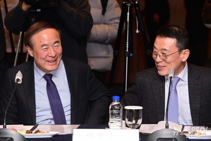 (왼쪽)전영현 삼성SDI 부회장과 이방수 LG에너지솔루션 사장이 27일 오후 서울 중구 롯데호텔에서 열린 핵심광물 확보전략 업계 간담회에서 대화하고 있다. 사진=강민석 기자 kms@newsway.co.kr
