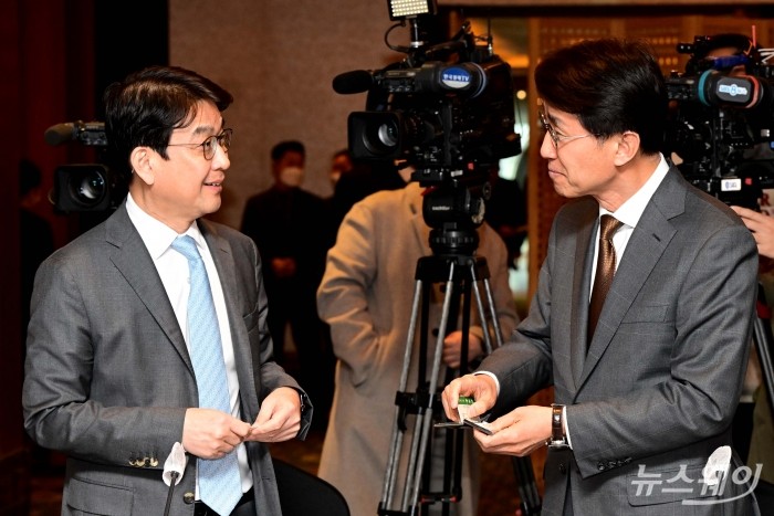 (왼쪽)최영찬 SK온 경영지원총괄 사장과 김동욱 현대자동차 부사장이 27일 오후 서울 중구 롯데호텔에서 열린 핵심광물 확보전략 업계 간담회에서 대화하고 있다. 사진=강민석 기자 kms@newsway.co.kr