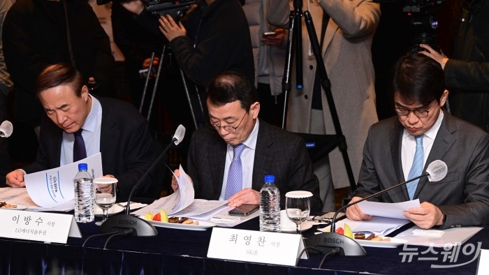 (왼쪽부터)전영현 삼성SDI 부회장과 이방수 LG에너지솔루션 사장, 최영찬 SK온 경영지원총괄 사장이 27일 오후 서울 중구 롯데호텔에서 열린 핵심광물 확보전략 업계 간담회에서 이창양 산업통상자원부 장관의 모두발언을 경청하며 자료를 살펴보고 있다. 사진=강민석 기자 kms@newsway.co.kr