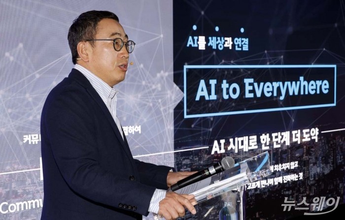 유영상 SK텔레콤 사장이 26일(현지시각) MWC23이 열리고 있는 스페인 바로셀로나에서 기자간담회를 갖고 'AI 컴퍼니' 비전인 'AI to Everywhere'를 발표하고 있다. 사진=사진공동취재단