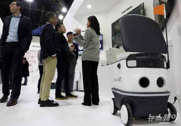 세계 최대 모바일 기술 박람회 '모바일 월드 콩그레스'(MWC 2023)을 찾은 관람객들이 KT 부스에서 자율주행이 가능한 실외 배송로봇(Delivery Robot)을 살펴보고 있다. 사진=사진공동취재단