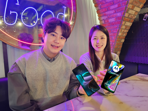 새 모토로라폰 韓 데뷔···LG헬로 &quot;2만원대 요금 쓰면 공짜&quot;