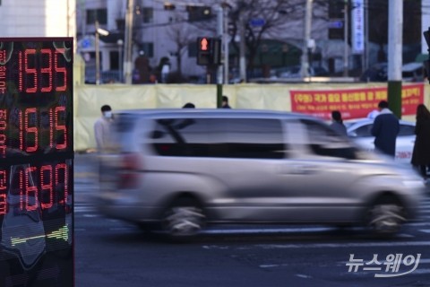 휘발유·경유 가격 동반 상승 지속···국제유가는 하락 전환