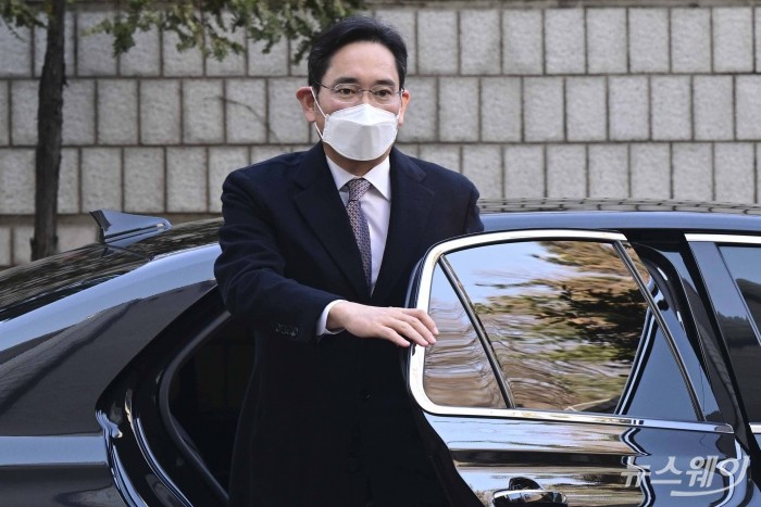 이재용 삼성전자 회장이 3일 오전 서울 서초구 서울중앙지방법원에서 열린 자본시장과 금융투자업에 관한 법률위반 혐의 관련 속행공판에 출석하기 위해 차량에서 하차하고 있다. 사진=강민석 기자 kms@newsway.co.kr