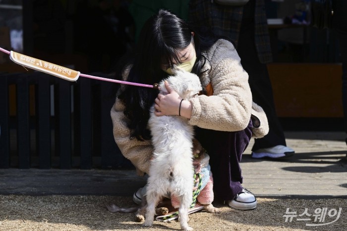 동물자유연대 활동가가 3일 오후 경기 남양주시 스타벅스 더북한강R점에서 진행된 보호소 동물들 봄소풍 가는 날 행사에서 유기견을 끌어 안고 있다. 사진=강민석 기자 kms@newsway.co.kr