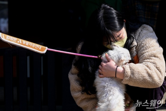 동물자유연대 활동가가 3일 오후 경기 남양주시 스타벅스 더북한강R점에서 진행된 보호소 동물들 봄소풍 가는 날 행사에서 유기견을 끌어 안고 있다. 사진=강민석 기자 kms@newsway.co.kr