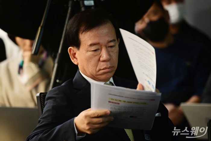 서유석 금융투자협회 회장이 6일 오전 서울 여의도 국회 의원회관 제1세미나실에서 열린 '블록체인이 이끄는 금융혁신, 자본시장에 힘이 되는 STO' 간담회에서 자료를 살펴보고 있다. 사진=강민석 기자 kms@newsway.co.kr