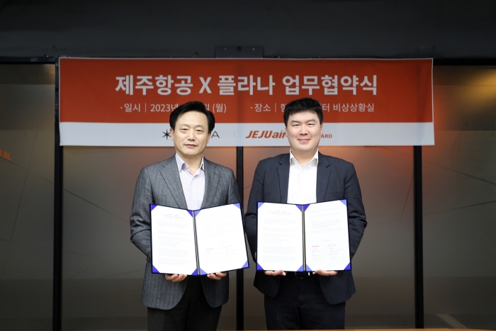 김이배(왼쪽) 제주항공 대표와 김재형 플라나 대표가 6일 서울 강서구에 위치한 제주항공 서울지사에서 업무 협약을 체결하고 있다. 사진=제주항공 제공