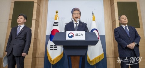 박진, 강제징용 피해배상 해법 발표···&quot;우리 주도의 대승적 결단···마지막 기회&quot;