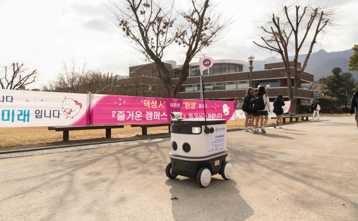 덕성여대 캠퍼스에서 'AI순찰로봇'을 시범 테스트하는 모습. 사진=SK텔레콤 제공