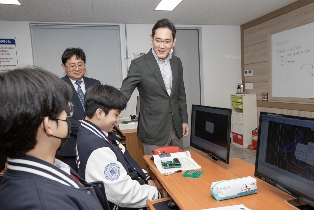 이재용 삼성전자 회장이 7일 경북 구미시에 위치한 '구미전자공업고등학교'를 방문해 수업을 참관했다 사진=삼성전자 제공