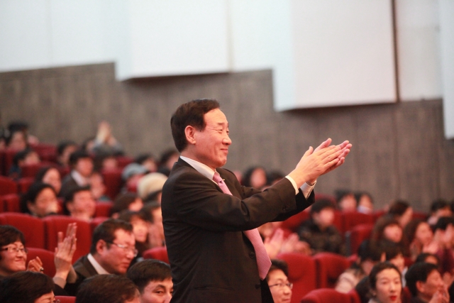 고(故) 이운형 회장이 2011년 오페라 공연에서 박수를 보내고 있다.(사진=세아그룹 제공)