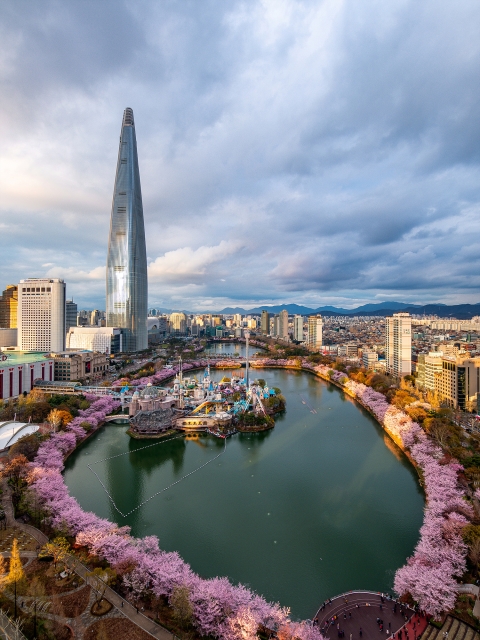 '봄내음 물씬'···새단장하는 롯데월드타워