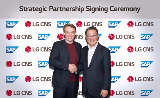 현신균 LG CNS 대표(오른쪽)와 크리스찬 클라인(Christian Klein) SAP CEO(왼쪽)가 전략적 파트너십 양해각서 체결 후 기념촬영하는 모습. 사진=LG CNS 제공