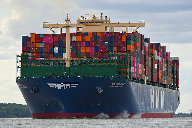 세계 최대 컨테이너선 2만4000TEU급 HMM Hamburg(함부르크)호.(사진=HMM 제공)