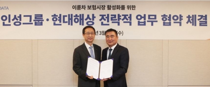 조용일 현대해상 부회장(왼쪽)과 황인혁 인성그룹 회장이 15일 이륜차 보험시장 활성화를 위한 MOU를 체결하고 기념촬영을 하고 있다. 사진=현대해상