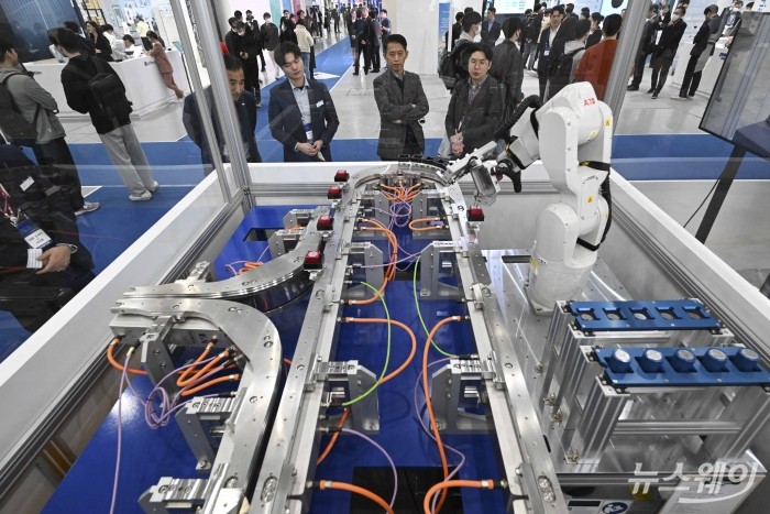 관람객들이 15일 오후 서울 강남구 코엑스에서 열린 인터배터리 2023 개막식에서 여러대의 전기제품을 작업할 수 있는 로봇암을 살펴보고 있다. 사진=강민석 기자 kms@newsway.co.kr