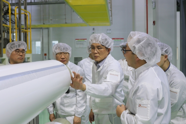 SK아이이테크놀로지 김철중 사장(가운데)이 지난 14일 중국 창저우시에 위치한 SK아이이테크놀로지 중국 생산공장을 방문해 관계자들과 생산 시설을 둘러 보고 있다.(사진=SKIET 제공)